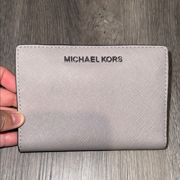 NWOT MICHAEL KORS JET SET GREY WALLET - Picture 1 of 3